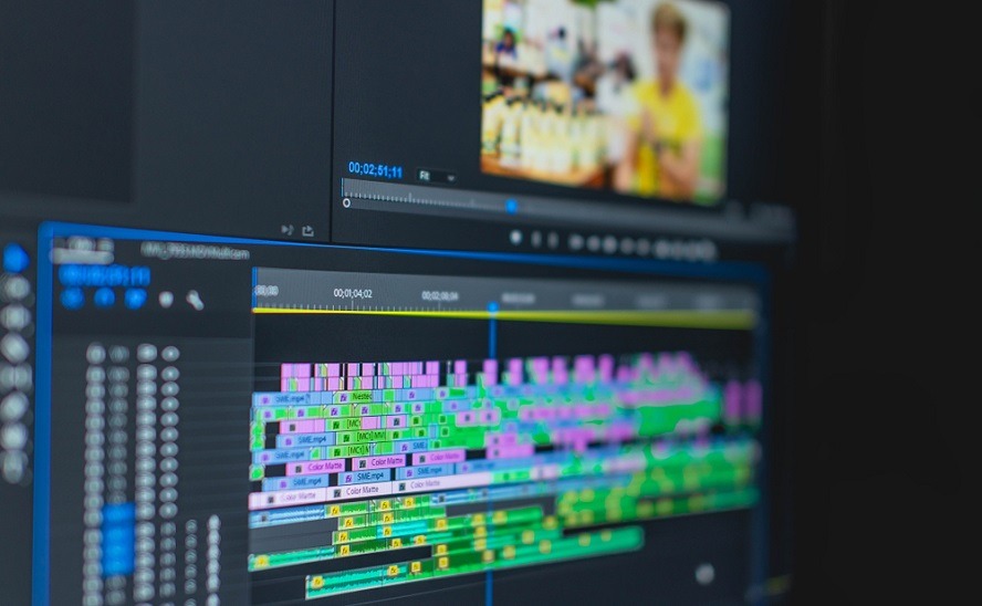 Cận cảnh thao tác cắt ghép video trên timeline của phần mềm Adobe Premiere Pro