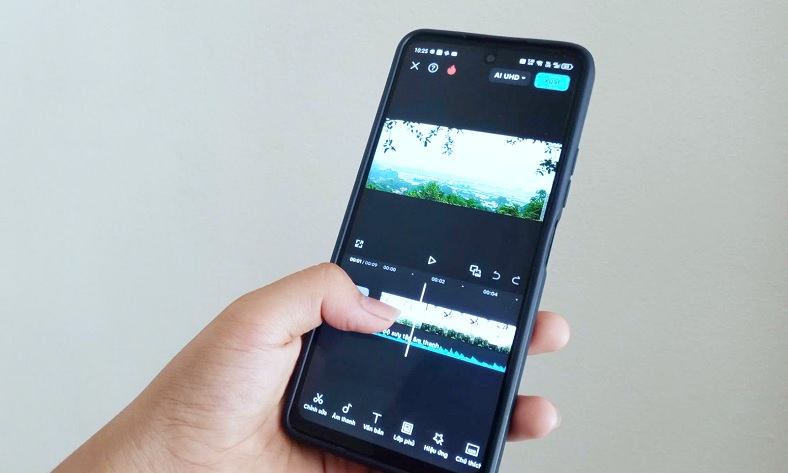 Ảnh chụp cận cảnh bàn tay đang học edit video trên điện thoại bằng ứng dụng Capcut Pro, minh họa cho việc chỉnh sửa video chuyên nghiệp ngay trên di động.