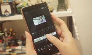 Cận cảnh bàn tay đang thao tác edit video trên điện thoại, hiển thị giao diện một ứng dụng chỉnh sửa chuyên nghiệp.