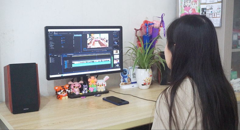 Một bạn học viên nữ đang tập trung cao độ và say mê thực hành dựng phim, áp dụng kiến thức từ khóa học Adobe Premiere Pro trên máy tính.