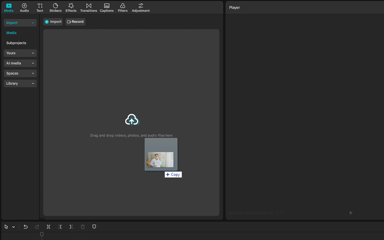 Thao tác kéo thả video vào khu vực Media trong CapCut PC.